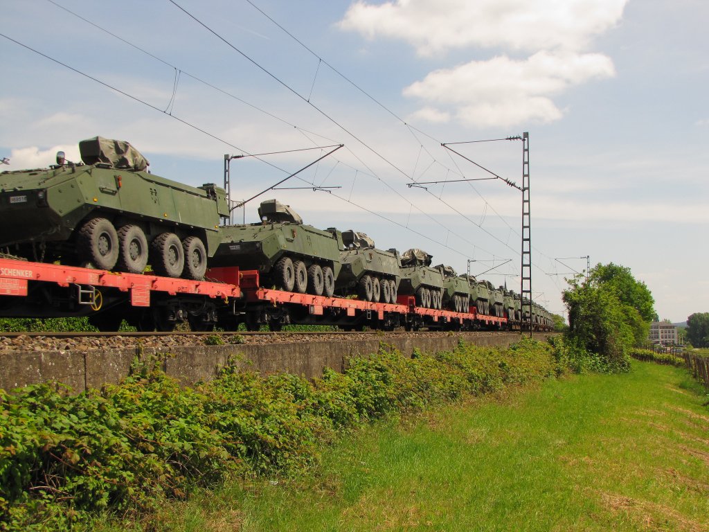 Ein Panzerzug in Richtung Koblenz, am 17.05.2012 bei Erbach (Rheingau).