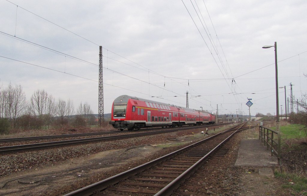 Ein PbZ (Leergarnitur) geschoben von DB 143 137-8, bei der Ausfahrt in Naumburg (S) Hbf in Richtung Groheringen; 05.04.2010