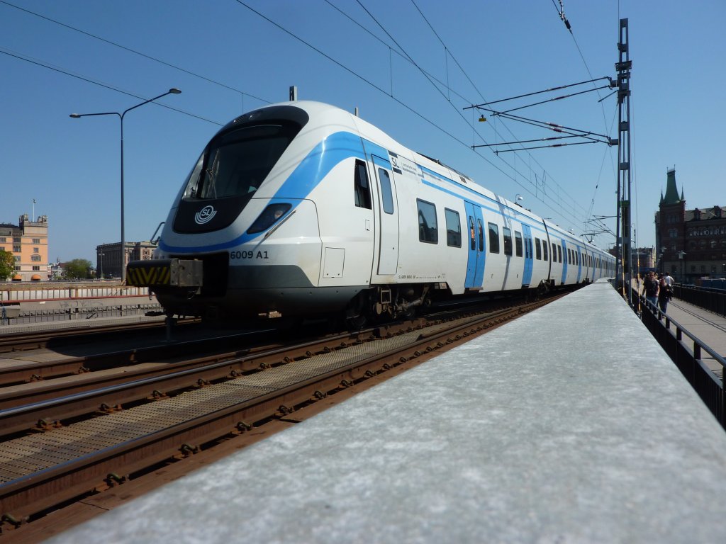 Ein Pendeltg Zug am 15.5.2010 zwischen Stockholm Sdra und Stockholm Centralstation. Der Pendeltg ist mit der S-Bahn in Deutschland vergleichbar.