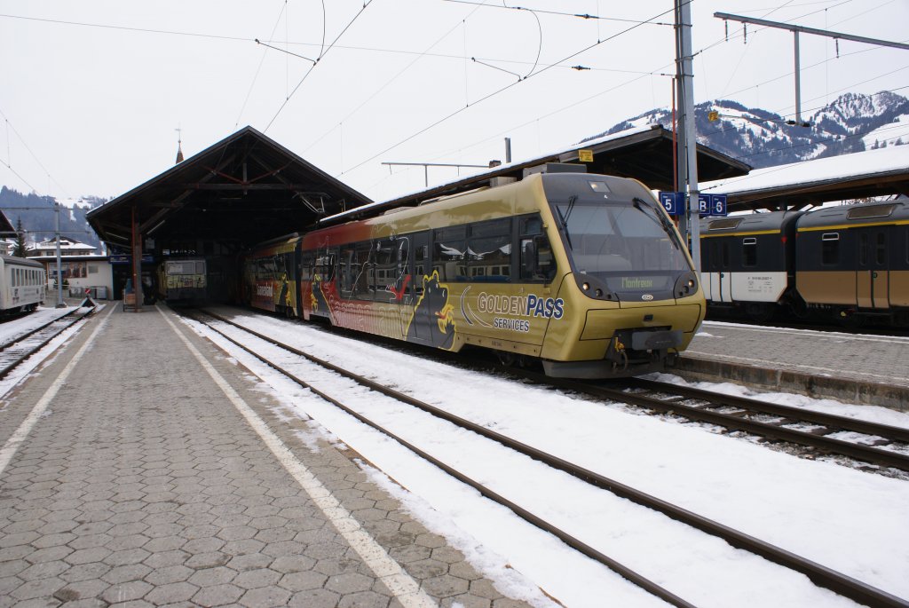 Ein Pendelzug bestehend aus dem ABt 344, dem Be 4/4 5004 und dem Bt 244 steht am 16.1.10 abfahrtsbereit in Zweisimmen. 