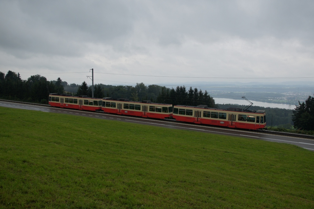 Ein Pendelzug bestehend aus dem Be 4/4 53, dem Be 4/4 52 und dem Be 4/4 51 fhrt am 2.9.12 von Scheuren Richtung Neuhaus.