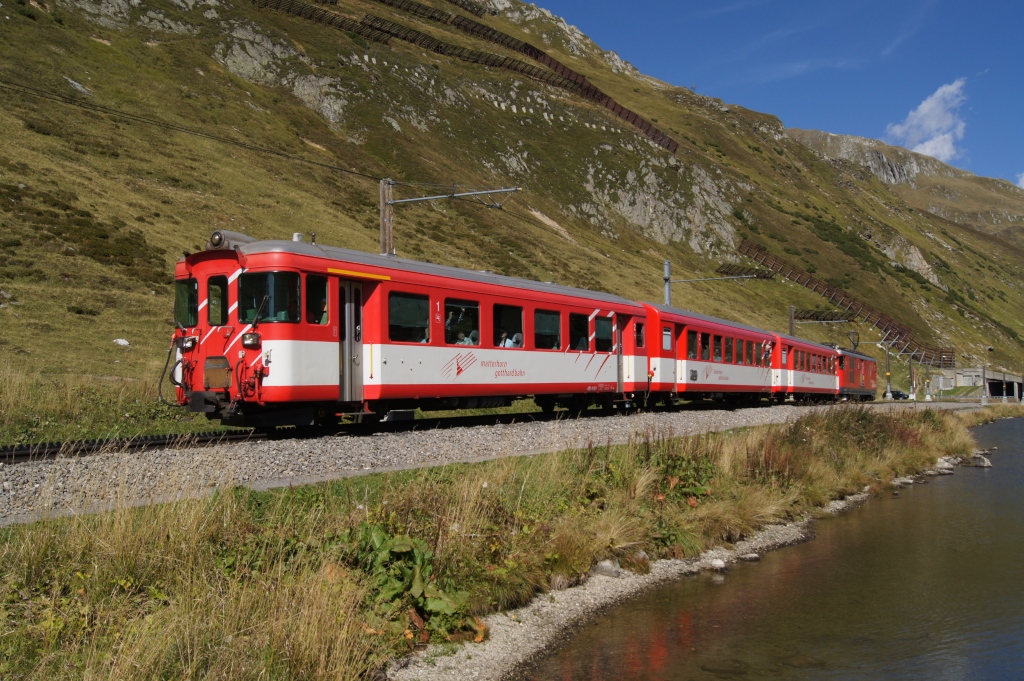 Ein Pendelzug mit fhrendem ABt 4154 fhrt am 15.9.11 dem Oberalpsee entlang.