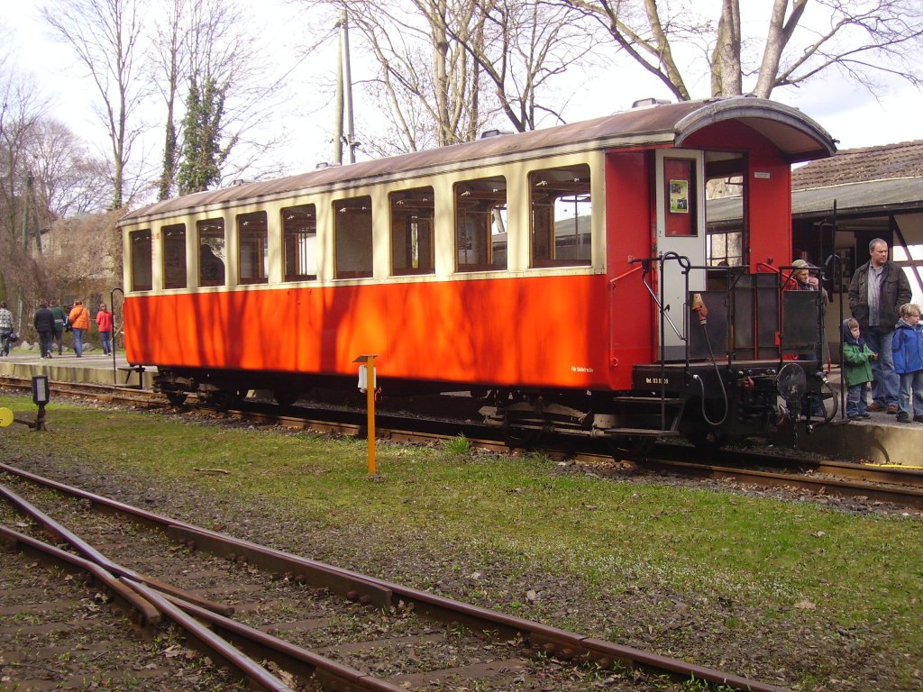 Ein Personenwagen steht fr die Lok Franzburg in Brohl bereit am 2.4.10