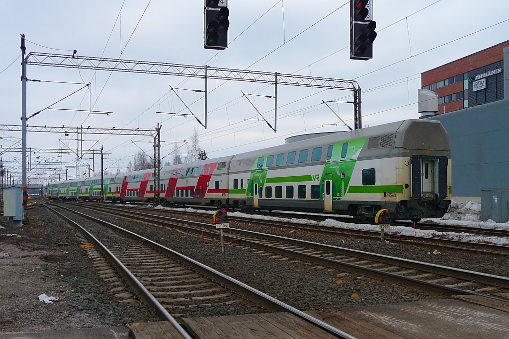 Ein Personenzug, gezogen von Sr2 3232, verlsst den Bahnhof Riihimki, 12.4.13