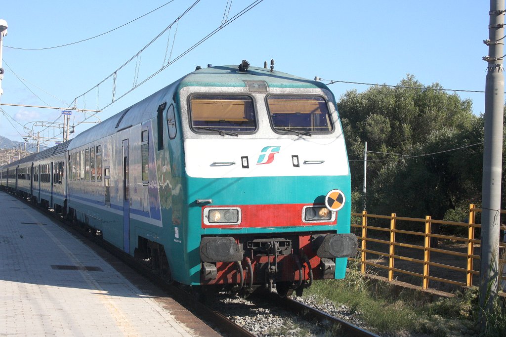Ein Personenzug  kommt aus Richtung Napoli(I) nach Sarpi(I) fhrt in Ascea(I) ein bei Sommerwetter.
30.8.2011
 