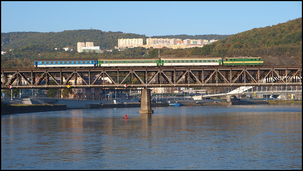 Ein Personenzug berquert die Elbe zwischen den Bahnhfen Usti nad Labem zapad und Usti nad Labem Streckov, Zuglok ist BR 163 der CD. 16.10.2011.