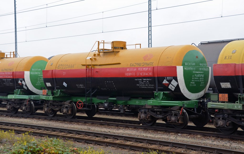 Ein Phosphorwagen aus dem Zugverband von 155 245. Fotografiert am 27.10.11 im Bahnhof Bitterfeld.