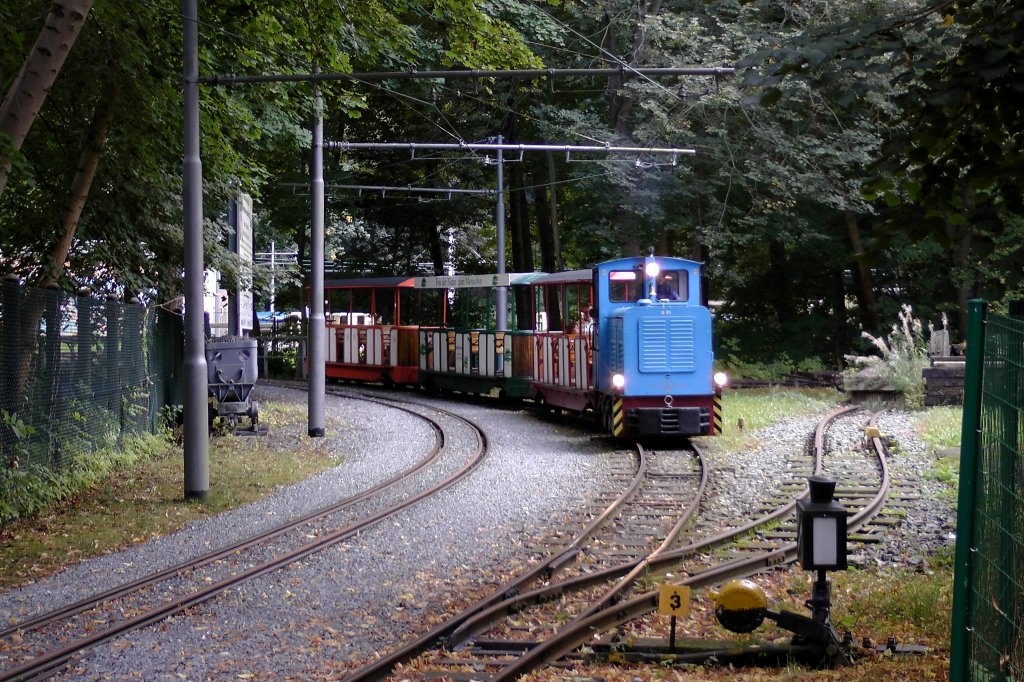 Ein Photo ist immer still, sonst knnte man den unverwechselbaren Sound des Zweitaktdiesels der Kleinlokomotive der Plauener Parkeisenbahn gut vernehmen.
Das bleibt dem Betrachten des Videos vorbehalten.  22.09.2012  14:47 Uhr