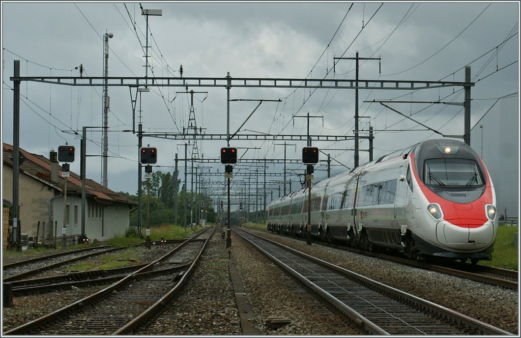 Ein  Pinocchio  (ETR 610) auf seiner schnellen (Durch)-Fahrt in Allaman Richtung Milano.
12.06.2012