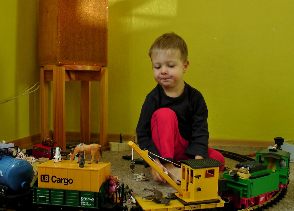 Ein Pldoyer fr die Modelleisenbahn als Spielzeug.
Noch vor  dem Frhstck am 23.09.12 gegen 07:43  Uhr beginnt das Spiel.
Enkel Ferdinand  spielt mit der Zimmerversion.