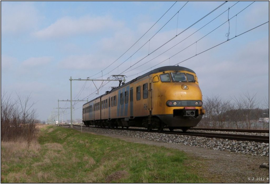 Ein Plan V Triebwagen auf freier Strecke bei Sittard (NL) im M�rz 2012 unterwegs.