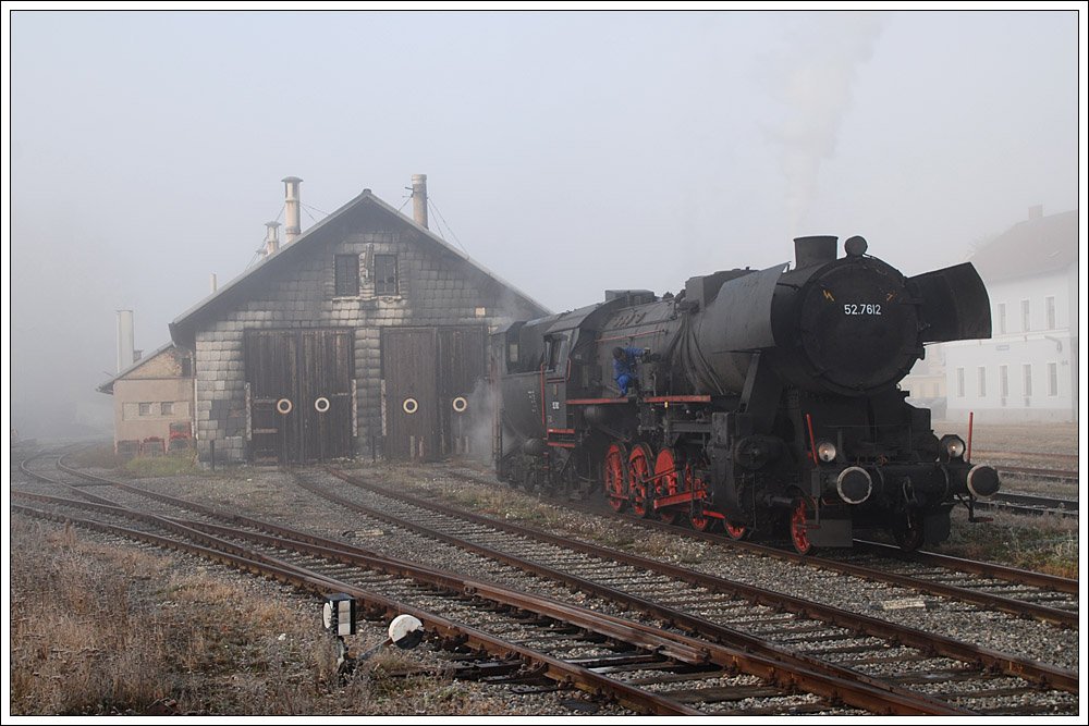 Ein Plandampffototag kann beginnen. Die letzten Arbeiten werden an 52.7612 durchgefhrt. Danach ging es zur Rbenverladestelle Paasdorf. Mistelbach am 31.10.2009.


