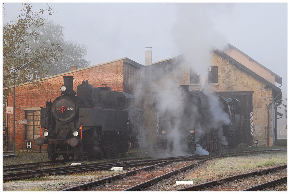 Ein Plandampftag kann beginnen. 52.7612 neben der kalten 93.1420 (beide im Besitz der Fa. Brenner&Brenner), aufgenommen in Mistelbach am 31.10.2009.