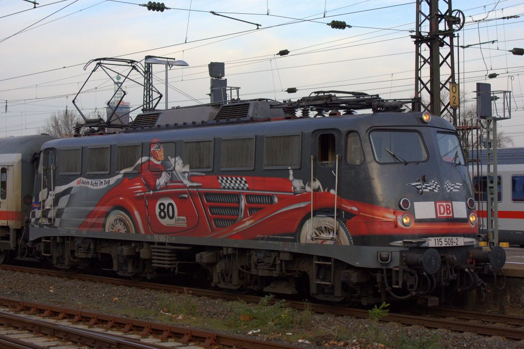 Ein Portrait der 115 509-2  80 Jahre DB Autozug  die am 20.11.2011 den Pbz 2476 von Frankfurt (Main) nach Dortmund durch Kln Messe/Deutz zog.