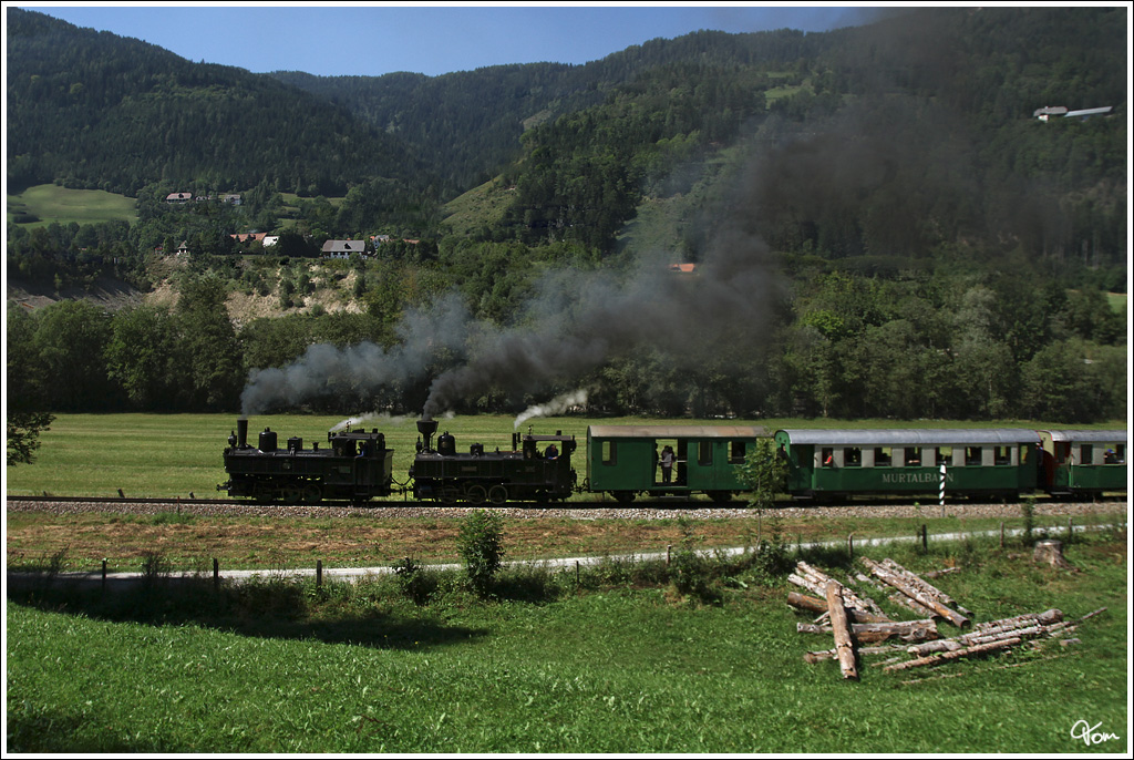 Ein Programmpunkt der groen IGE Eisenbahn-Romantik-Rundfahrt, war der Besuch der Murtalbahn. Die beiden STLB Dampfloks BH1 und U 11 zogen diesen Sonderzug von Unzmarkt nach Murau und wieder retour. Fr Fotografen auch sehr interessant, weil es in diesem Abschnitt nur sehr selten Dampfzge gibt. 
Triebendorf 20.8.2012