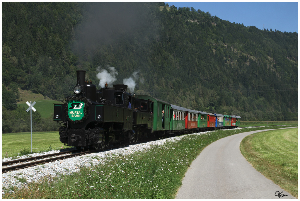 Ein Programmpunkt der groen IGE Eisenbahn-Romantik-Rundfahrt, war der Besuch der Murtalbahn. Die beiden STLB Dampfloks BH1 und U 11 zogen diesen Sonderzug von Unzmarkt nach Murau und wieder retour. Fr Fotografen auch sehr interessant, weil es in diesem Abschnitt nur sehr selten Dampfzge gibt. 
Triebendorf 20.8.2012