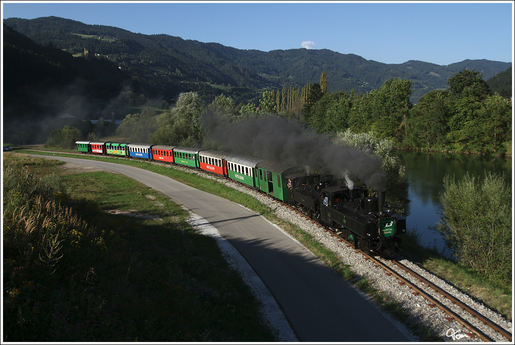 Ein Programmpunkt der groen IGE Eisenbahn-Romantik-Rundfahrt, war der Besuch der Murtalbahn. Die beiden STLB Dampfloks BH1 und U 11 zogen diesen Sonderzug von Unzmarkt nach Murau und wieder retour. Fr Fotografen auch sehr interessant, weil es in diesem Abschnitt nur sehr selten Dampfzge gibt. 
Unzmarkt 20.8.2012