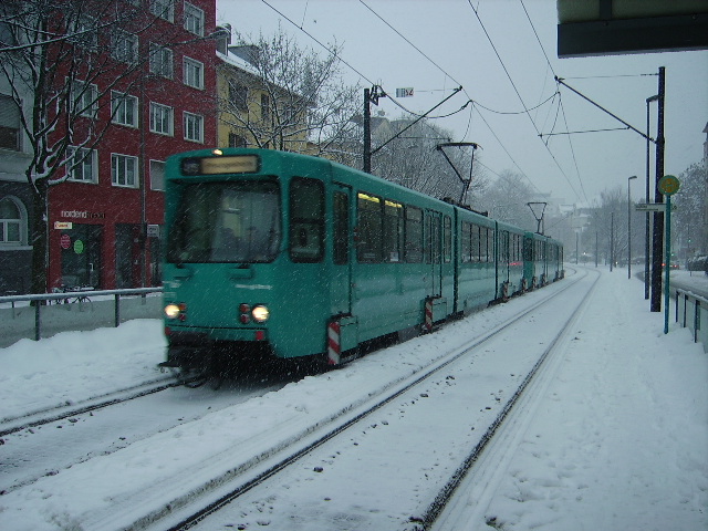Ein PTB Wagen Zug in verschneiten Frankfurt am 19.12.10