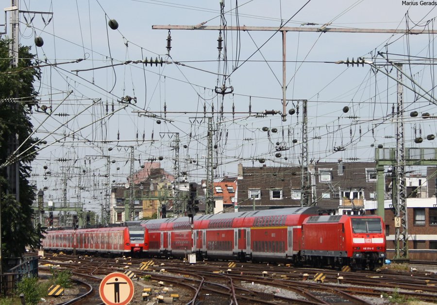Ein Quitschi und die RE1 nach Aachen mit 146 014 im K�lner Bahnhofsvorfeld. 6.8.09 KK