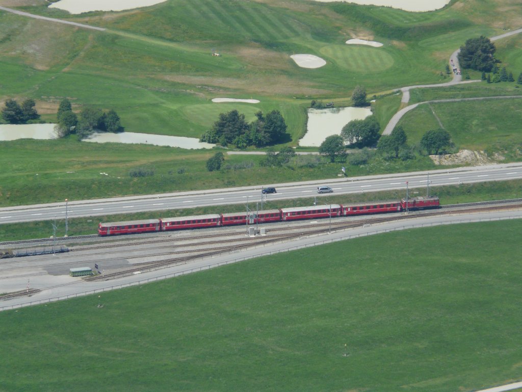 Ein R auf der Linie Pontresina - Scuol-Tarasp am 4.7.2010 zwischen Punt Muragl und Samedan. Vom Muottas Muragl aufgenommen.