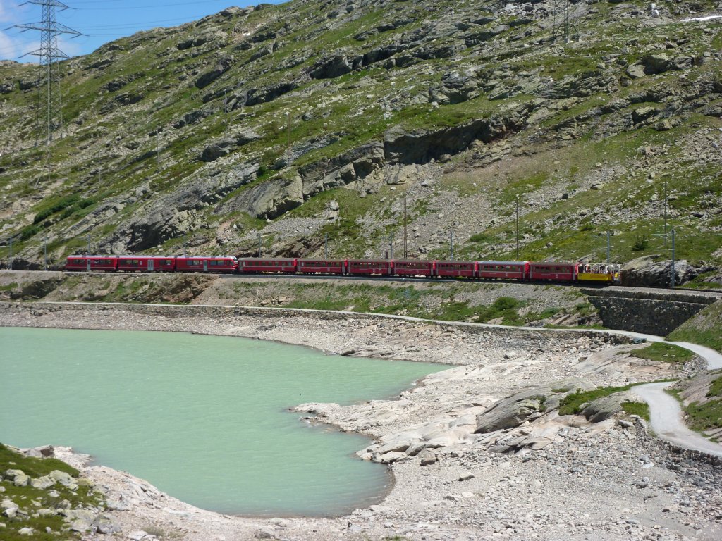 Ein R mit Aussichtswagen nach St. Moritz beim Bernina Pass am 7.7.2010