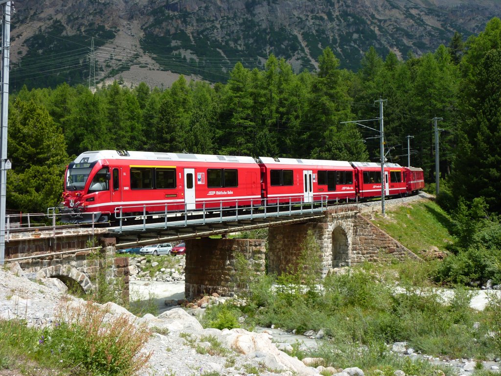 Ein R von Tirano fhrt am 3.7.2010 in den Bahnhof Morteratsch ein.