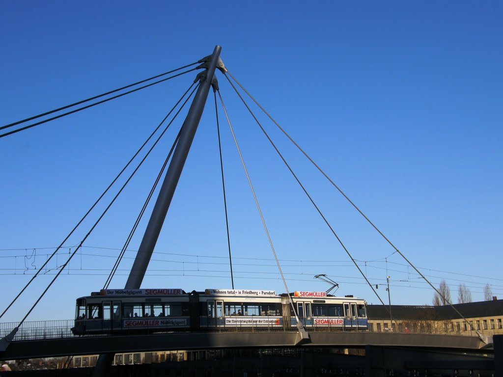 Ein R.2.2. der Linie 23 auf der neu errichteten Schrgseilbrcke 
ber den Mittleren Ring. 4.1.2010 