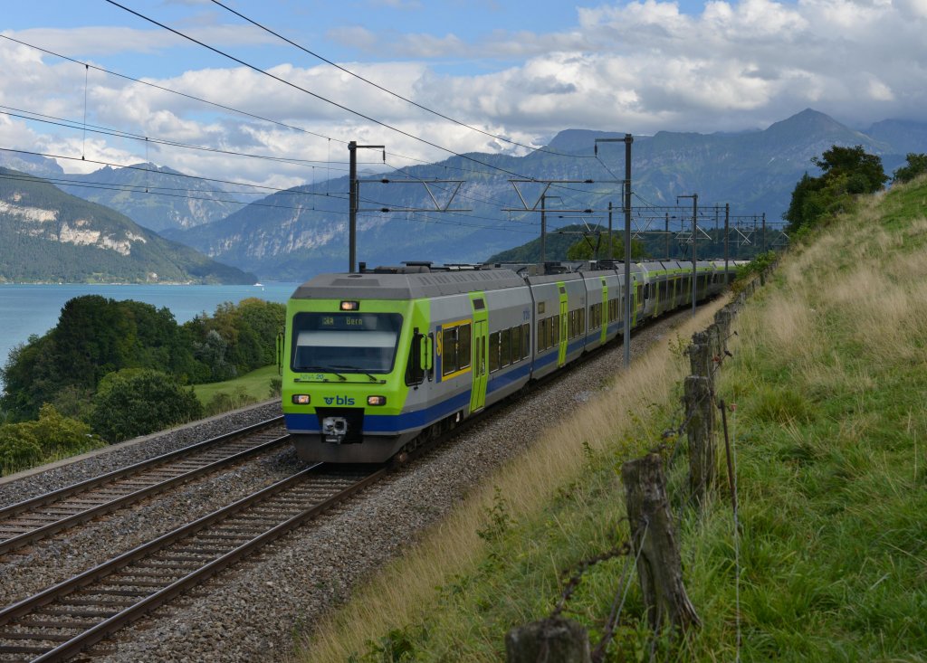Ein RABe 525 und ein RABe 535  nach Bern am 26.08.2012 unterwegs bei Einigen.