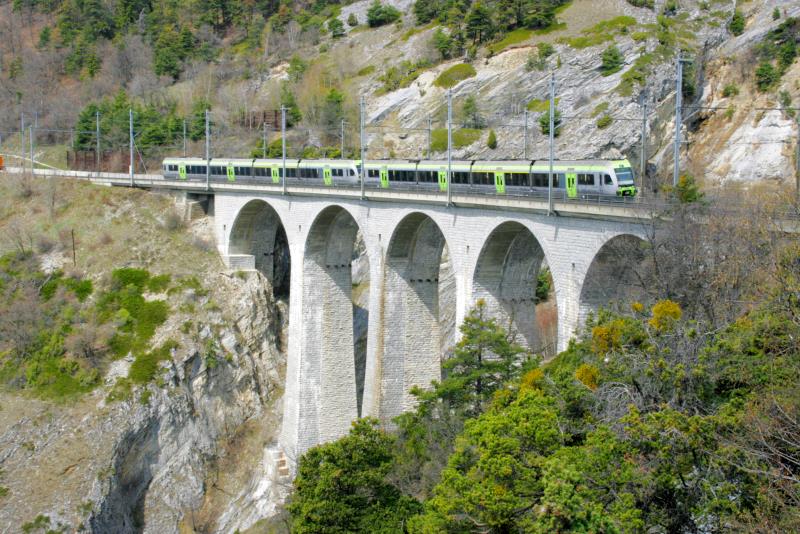 Ein RABe 535 berquert das Luogelkinviadukt; 20.04.2010