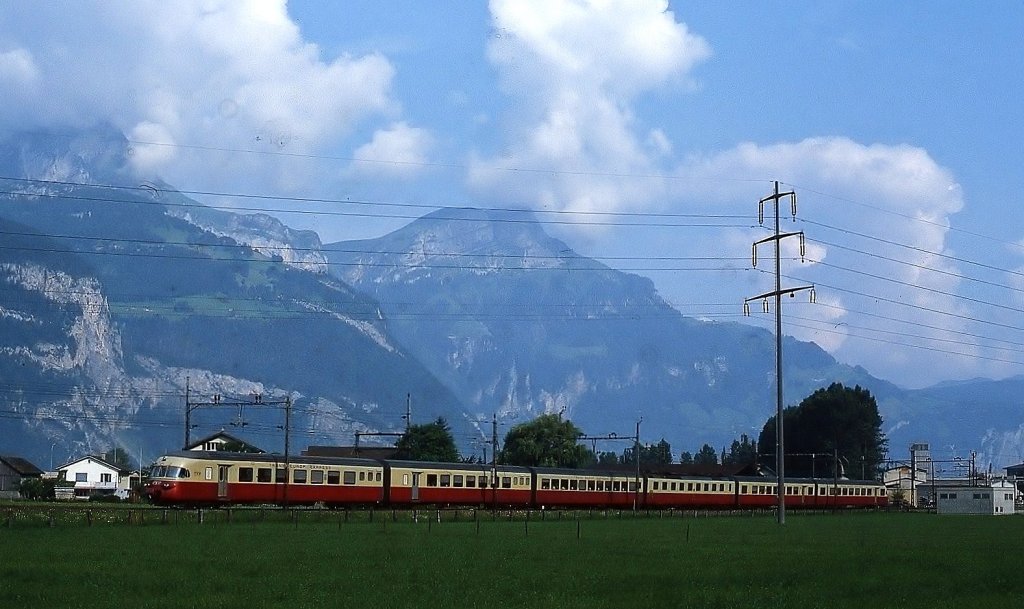 Ein RAe TEE II ist im Juli 1983 als TEE Gottardo von Zürich nach Milano unterwegs, hier bei Erstfeld