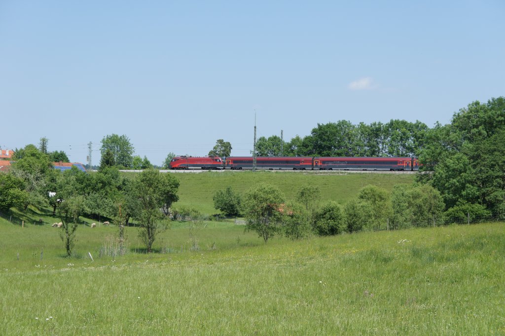 Ein Railjet am 25.05.11 bei Aling auf dem Weg nach Mnchen.