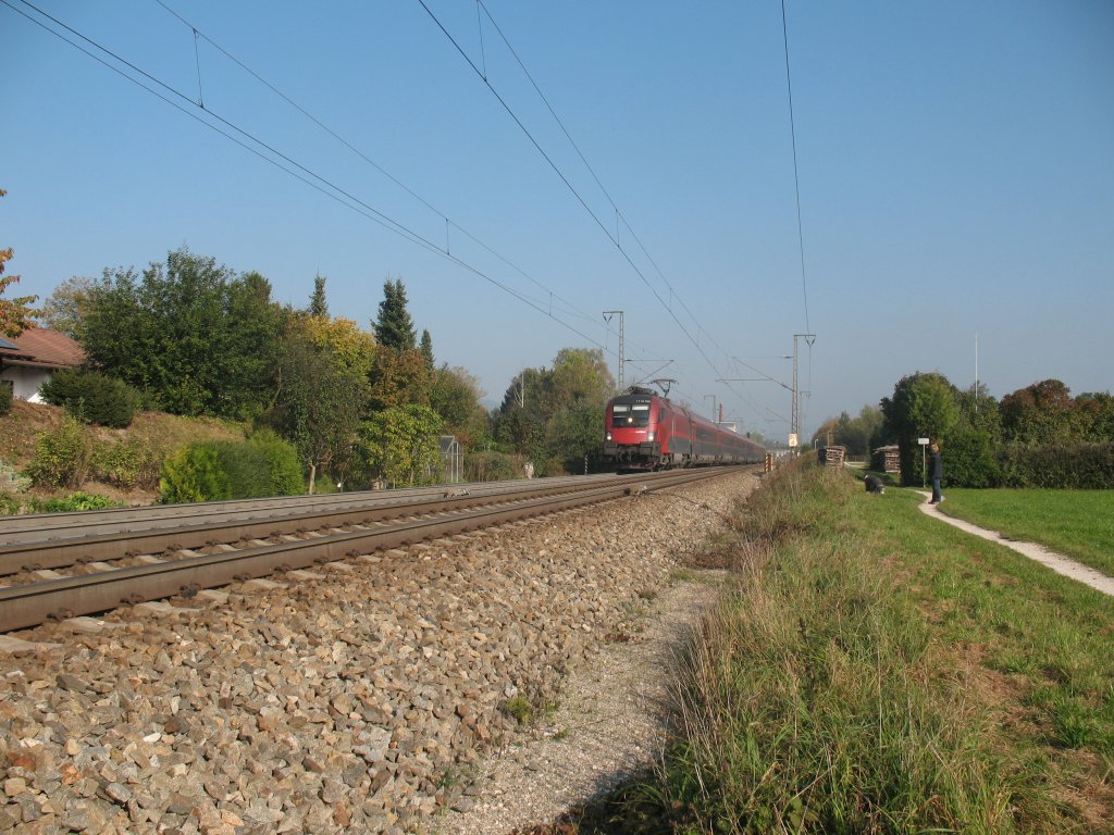 Ein Railjet von Budapest nach Mnchen kurz hinter dem Bahnhof Freilassing 12.10.2010