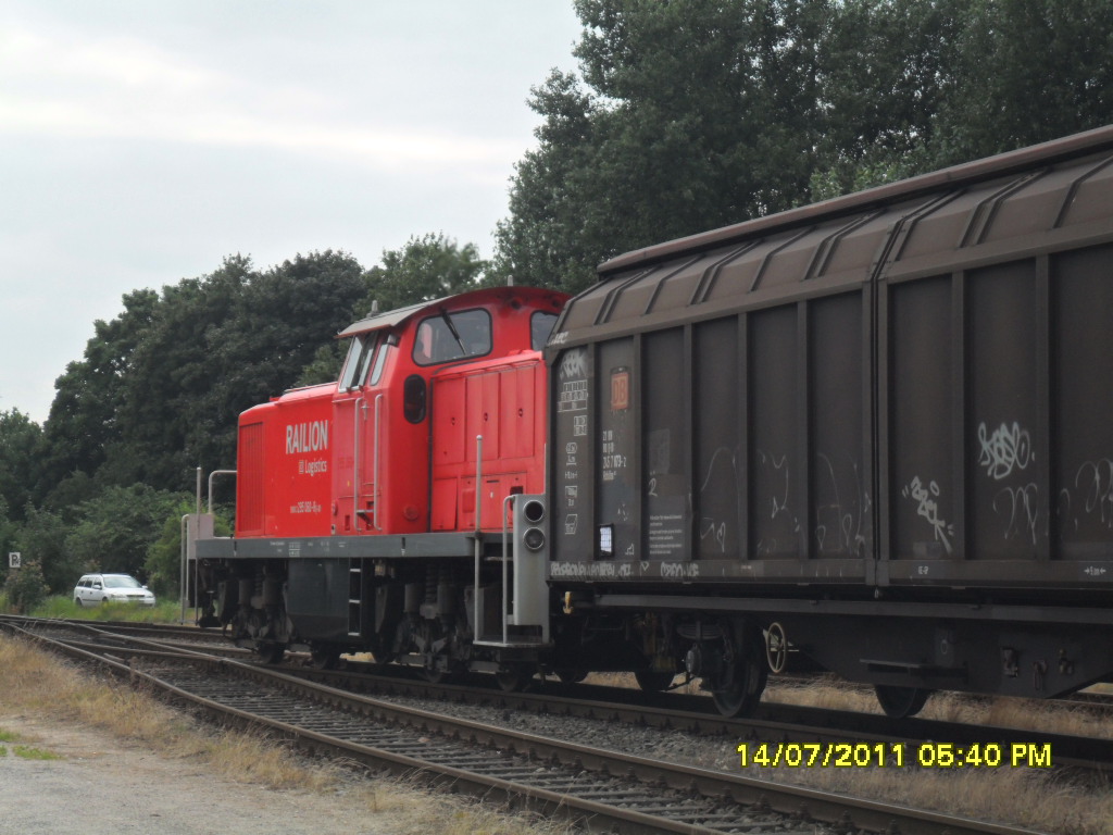 Ein Rangierzug mit 295 rangiert am 14. 7.11 in Lbeck mit einem kleinen Gterzug.