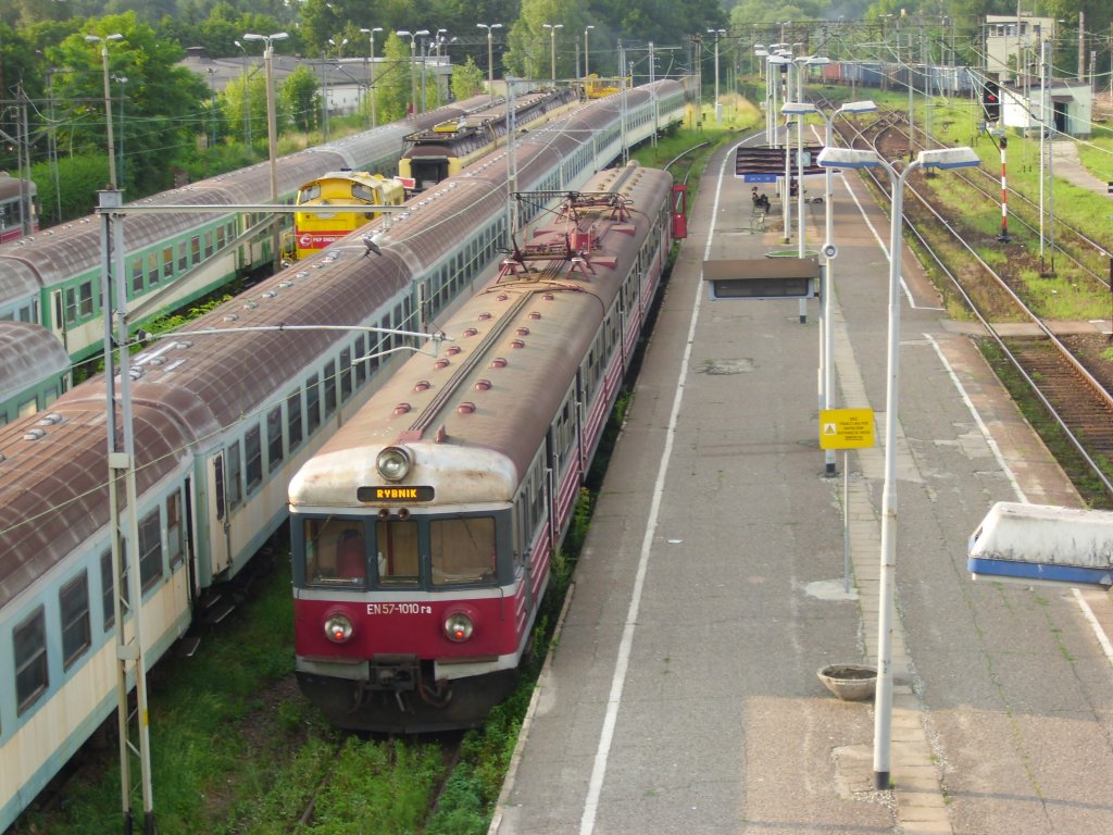 Ein RB bestehend aus einem EN57 nach Rybnik wartet auf die Abfahrt in Bielsko Biała.