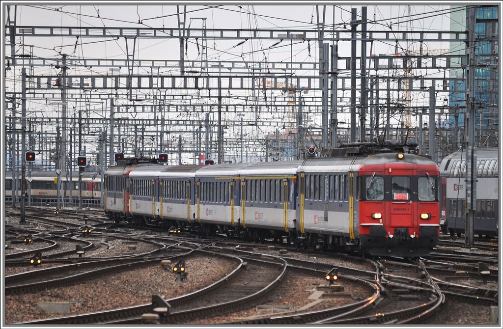Ein RBe 540 Sandwich erreicht den Zrcher HB mit RBe 540 022-1 und 043-7. (08.03.2013)