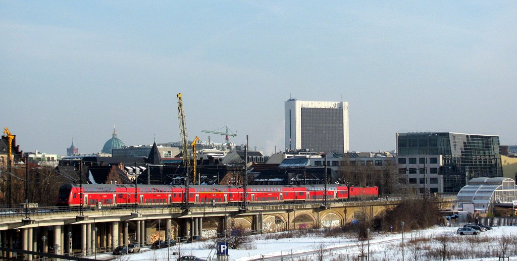 Ein RE 1 bei der Ausfahrt aus dem Berliner Hbf. Richtung Friedrichstra�e am 05.02.