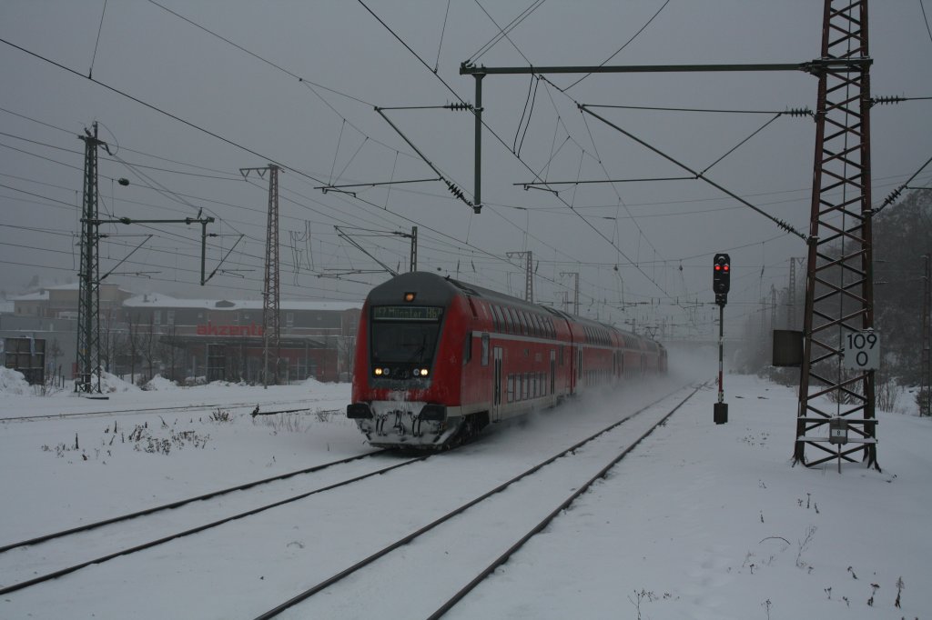 Ein RE 7 zog mit viel Schnee im Gepck durch Wuppertal Vohwinkel
