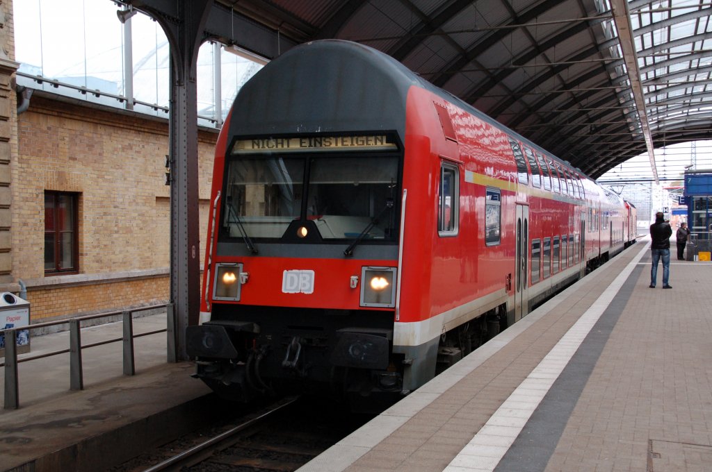 Ein RE aus Hoyerswerda steht am 14.03.10 im Hbf Halle(S). Wegen Bauarbeiten in Leipzig endeten diese RE in Halle statt in Leipzig.