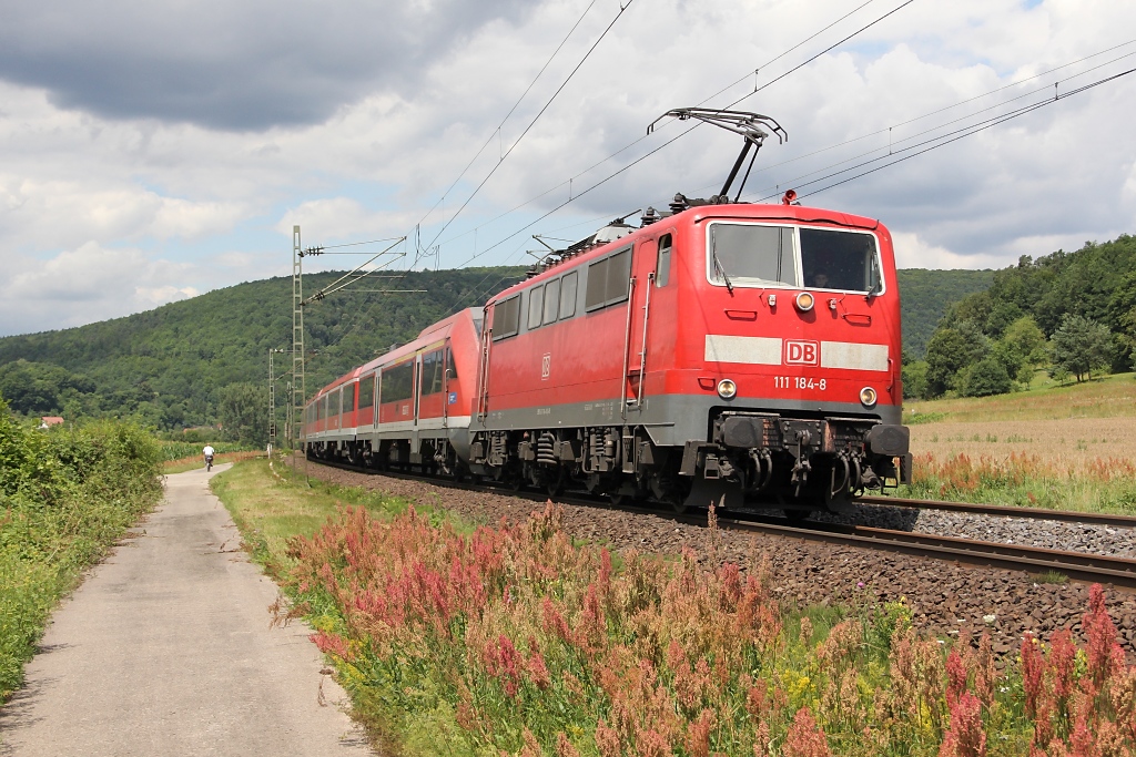 Ein RE aus Modus-Wagen gesandwicht von 111 184-8 und 111 057-6. Aufgenommen am 10.07.2012 bei Harrbach.