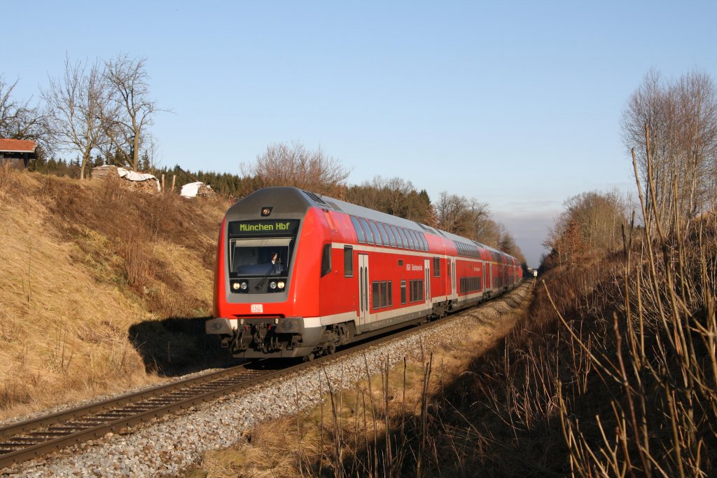 Ein RE aus Mhldorf nach Mnchen passiert am 27.12.11 Drnberg.