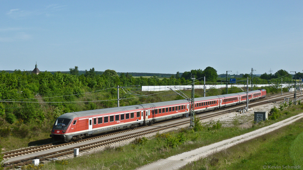 Ein RE aus München verlässt den Bahnhof Allersberg (Rothsee) in Richtung Nürnberg. (19.05.2012)
