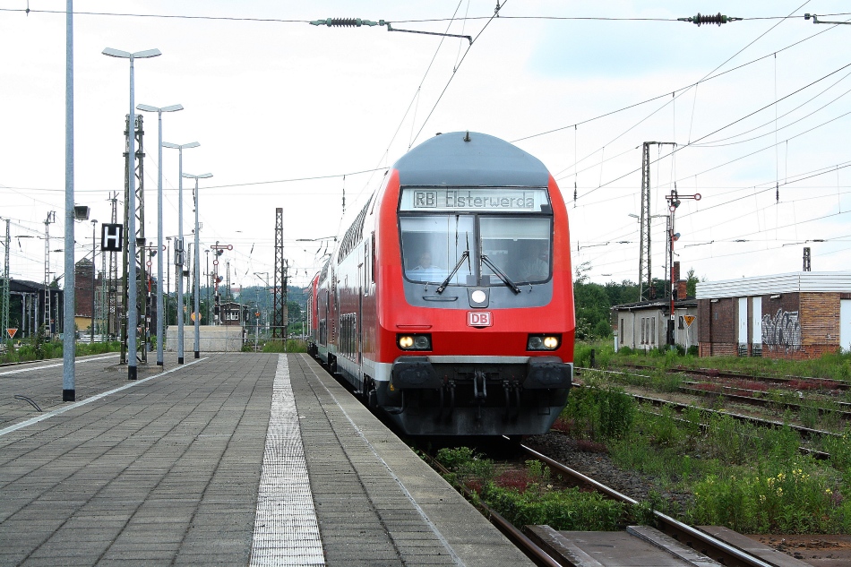 Ein RE aus Riesa fhrt am 19.06.2010 an den Bahnsteig des Chemnitzer Hbf.. Erschreckend war zu diesem Zeitpunkt der Zustand der Gleisanlagen!
Am Zugschluss die Lok 143 589-0.