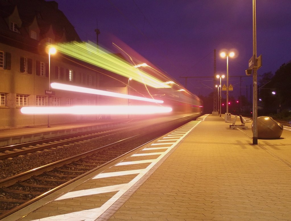 Ein RE von Bayreuth nach Saalfeld erreicht am 2. Mai 2011 den Kronacher Bahnhof auf Gleis 2.