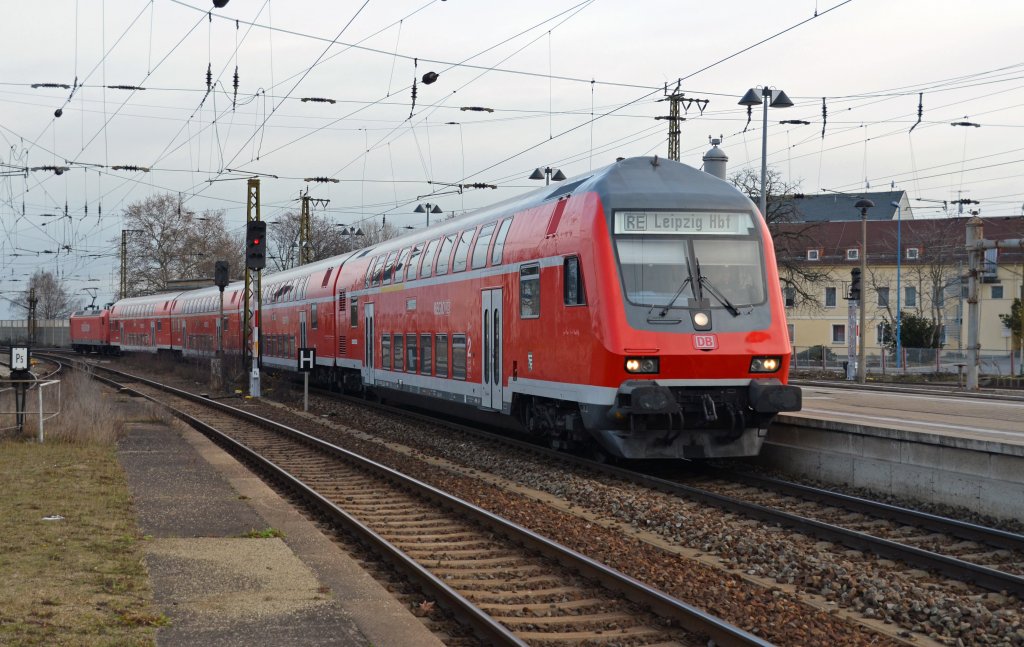 Ein RE Dresden - Leipzig erreicht am 26.12.11 Riesa. Geschoben wurde er von 145 042.