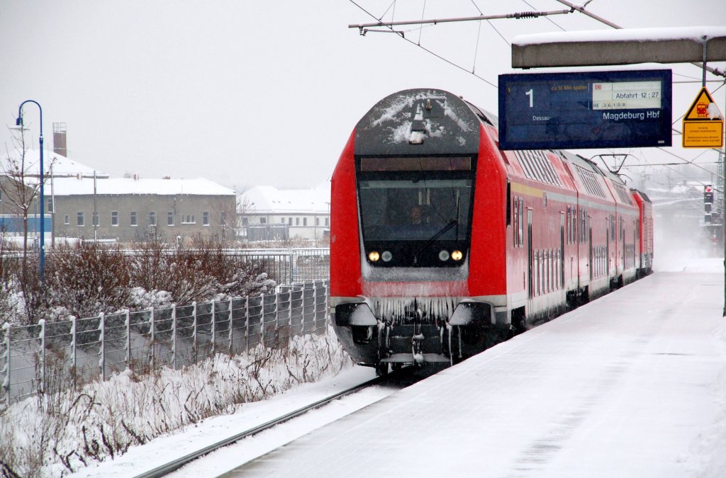 Ein RE von Leipzig Hbf nach Magdeburg Hbf erreicht am 02.01.2010 mit 55 Minuten Versptung den Bahnhof Bitterfeld.