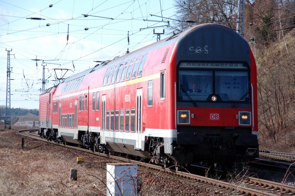 Ein RE von Leipzig Hbf nach Hoyerswerda erreicht in krze den Bahnhof Eilenburg. Fotografiert am 27.02.10.