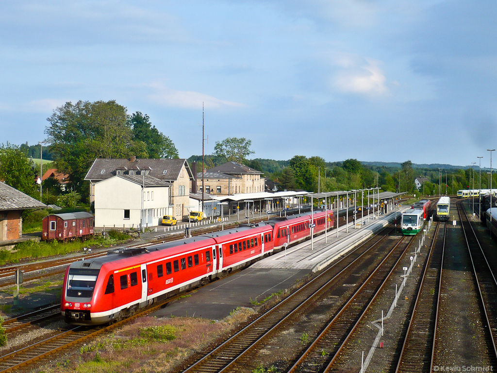 Ein RE von Lichtenfels nach Bayreuth Hbf verlässt den Bahnhof Neuenmarkt-Wirsberg auf Gleis 4. (02.06.2011)