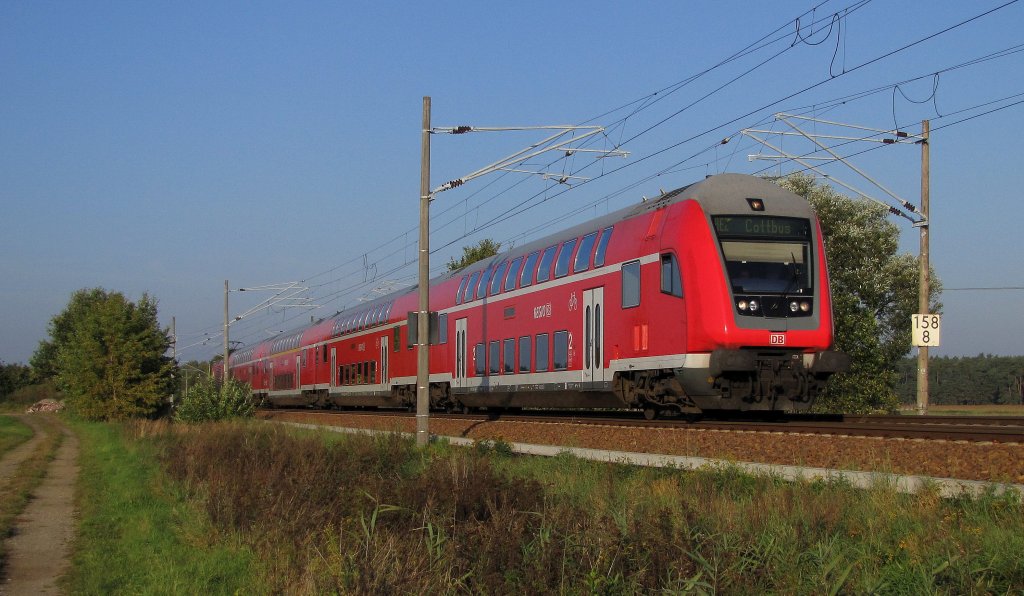Ein RE der Linie 2 (Berlin Hbf(tief) -> Cottbus) kommt durch Tornitz gerauscht. Dieser Ort befidnet sich zwischen Calau und Cottbus. 04.10.2010