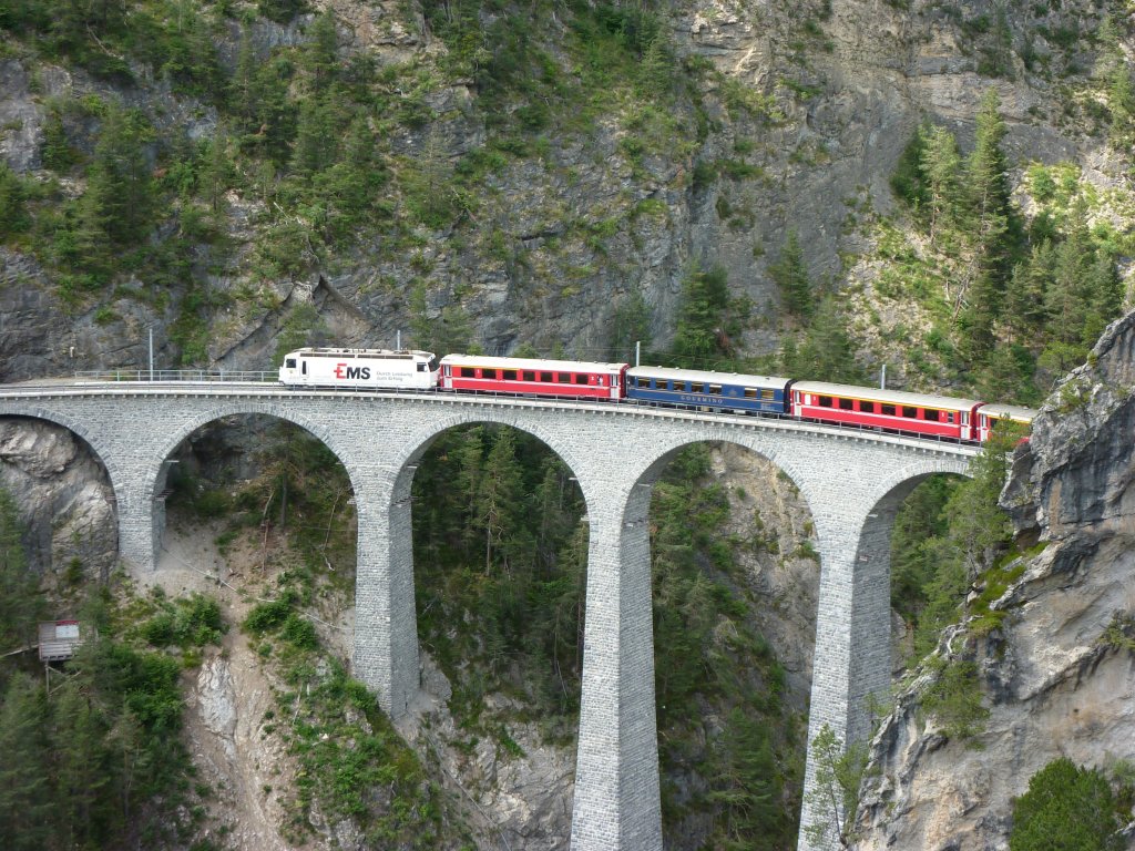 Ein RE mit einem Gourmino Speisewagen fhrt am 6.7.2010 ber das Landwasserviadukt nach Chur.