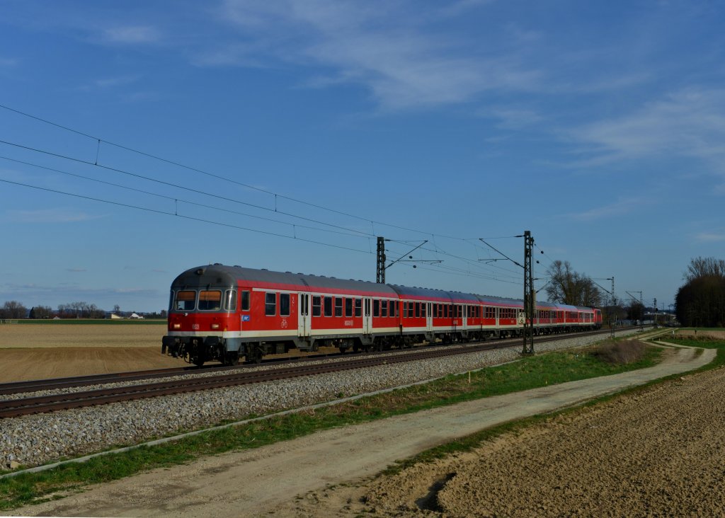 Ein RE mit einem Karlsruher Steuerwagen und einer 111 nach Mnchen als Ersatz fr einen 440 am 14.04.2013 bei Langenisarhofen.